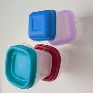 🗝️FREE Four Plastic Containers